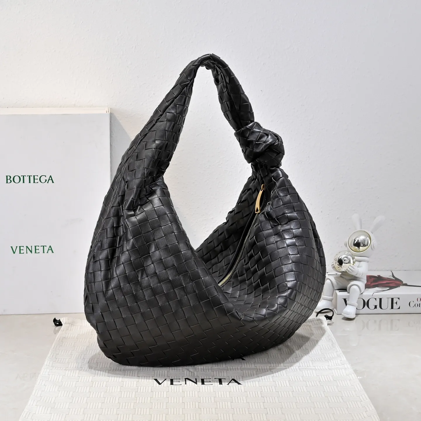 Batch 2360 #JODIE Oversized size comes out~ The shape is still the same fashionable and good-looking. It is made of classic sheepskin weaving. The iconic weaving has always been the most proud design of BV. The soft shape is super suitable for concave shapes~ Not only the size has been changed, but the quality details are also more refined. The shape is more round and Q. The large size has more styles. It is not only practical and can fit everything, but also can carry Jodie’s fashionable concave shape. It is really practical and fashionable. It is awesome in capital letters!  Size: 54*50*20cm Model: 6699